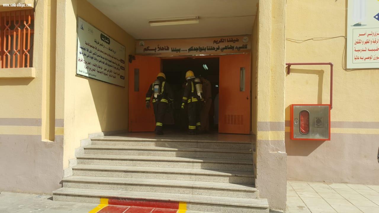 بالصور مدني المدينة المنورة ينفذ تجربة فرضية لإخلاء مدرسة عمرو بن الجموح الابتدائية  