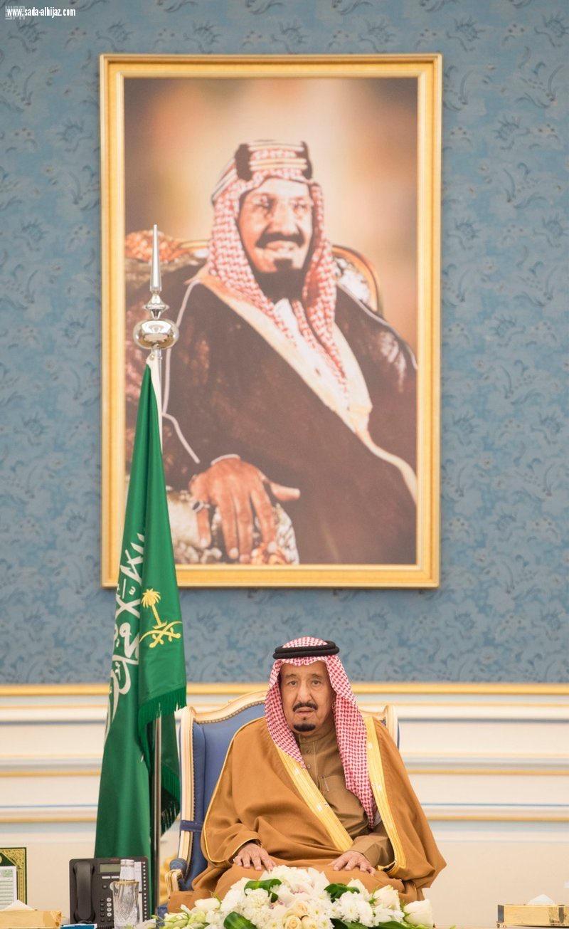 الملك يستقبل الأمراء والمفتي وجمعاً من المواطنين ...