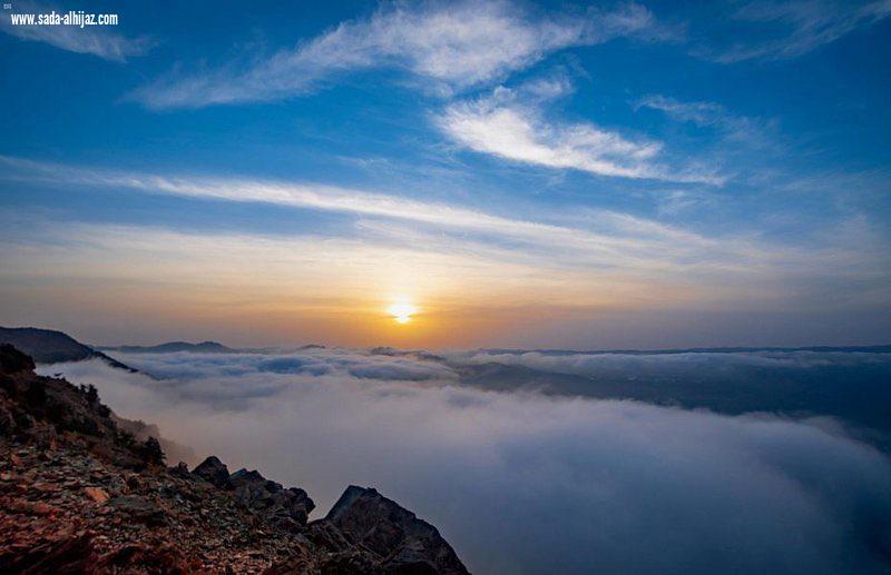 شاهد من قمة جبل رغدان.. لقطات ساحرة يعانق فيها شروق الشمس الضباب