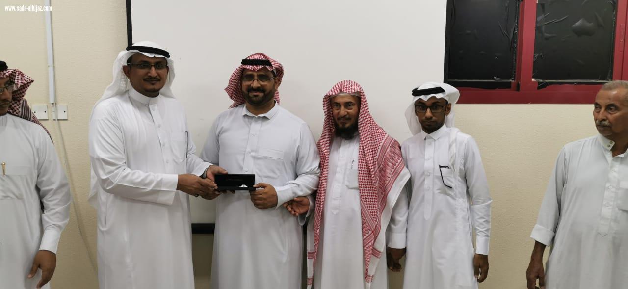 تنمية الطوال تكرم وتشارك الطلاب المستجدين ومنسوبي مدرسة عبدالملك بن مروان بالعام الدراسي الجديد