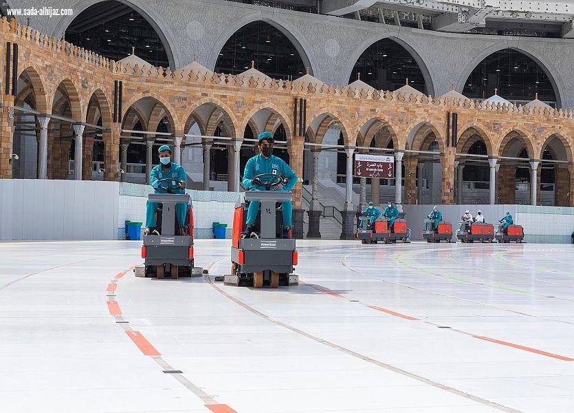 بعد أداء الحجاج طواف الإفاضة.. تعقيم وتطهير المسجد الحرام