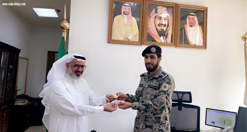 تسلم درع تراحم ووسام التميز لسعادة مدير سجن الباحة المقدم سهيل عبدالله  نائب رئيس لجنة رعاية السجناء بمنطقة الباحة الأستاذ فهد غرسان  