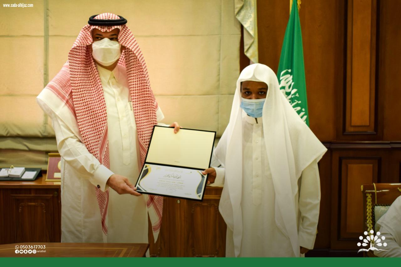 تكريم عدد من الطلاب الخاتمين من حلقات جمعية تحفيظ القرآن الكريم برابغ .