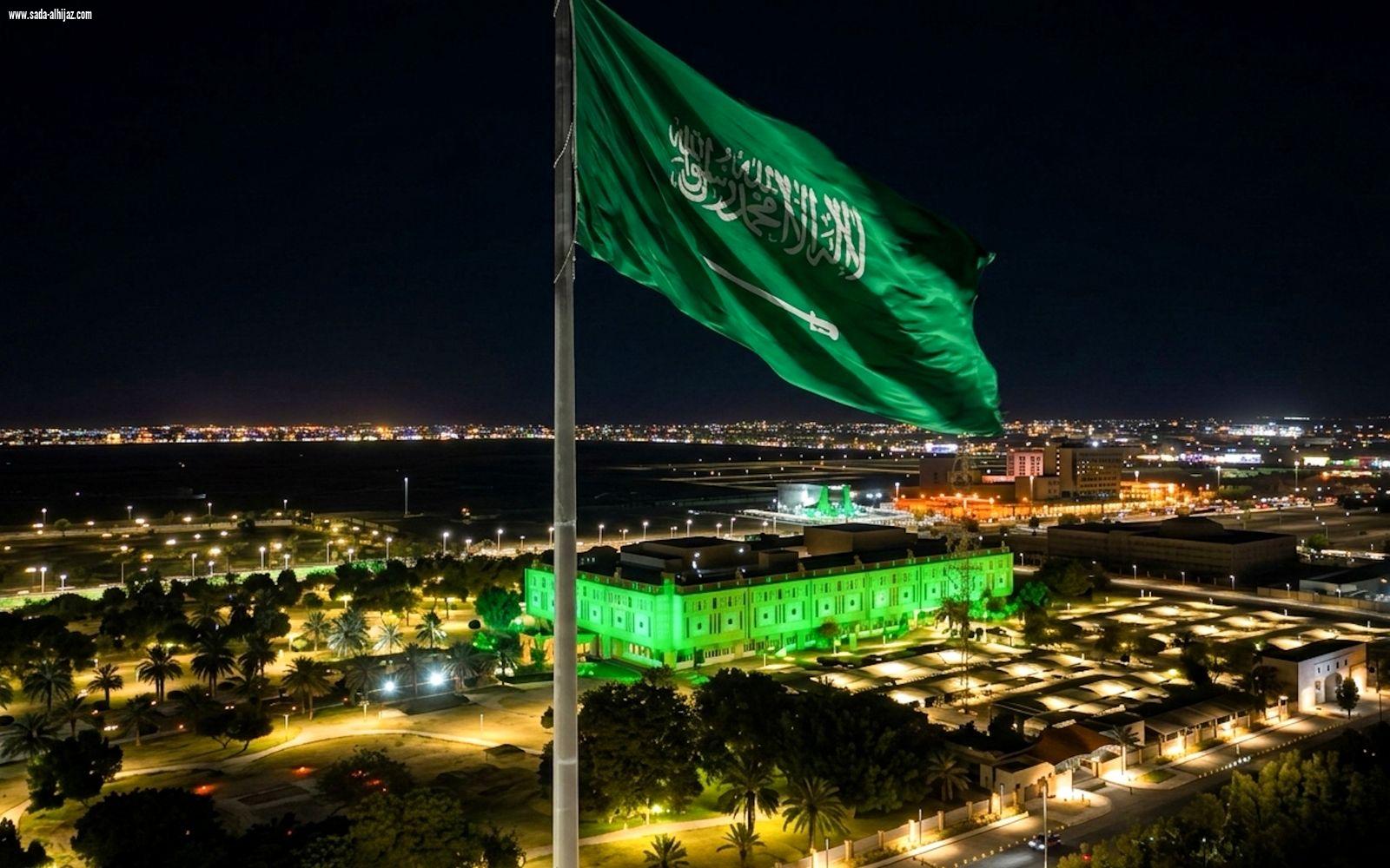 مبنى إمارة منطقة تبوك يتزين باللون الأخضر وراية التوحيد احتفاءً بيوم العلم