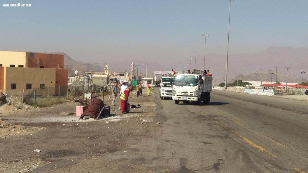 بلدية العزيزية تزيل مباسط شاي الجمر في وادي نعمان