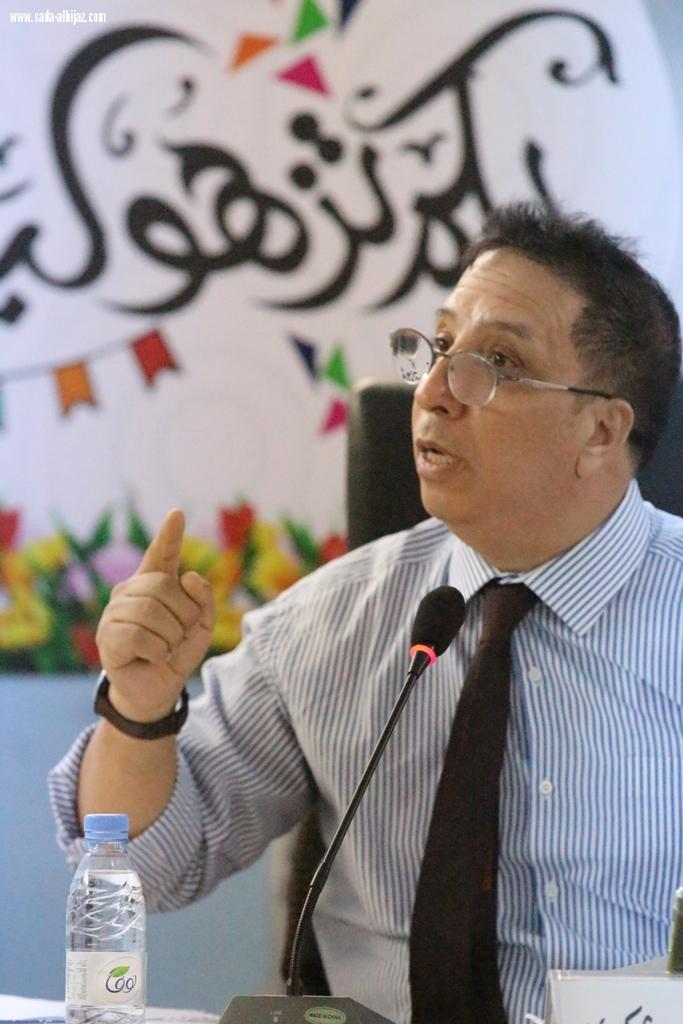 حضرها عدد من طلاب الدراسات العليا والنقاد د شكري يتحدث عن الشعرية الموزعة في زمن التكثيف