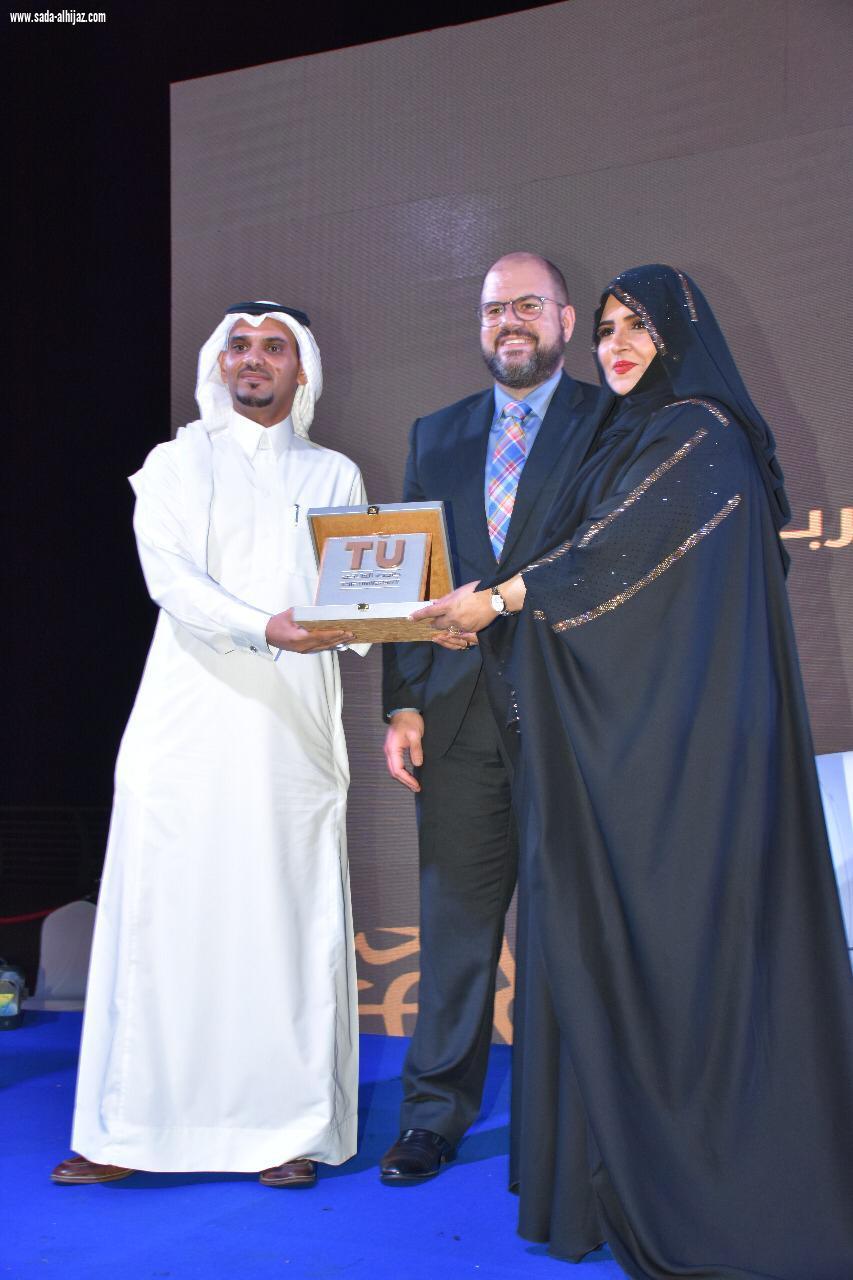 القنصل الإمريكي  يُكرم رؤساء مجلة شبابيك العالمية على  مسرح الحديقة الثقافية