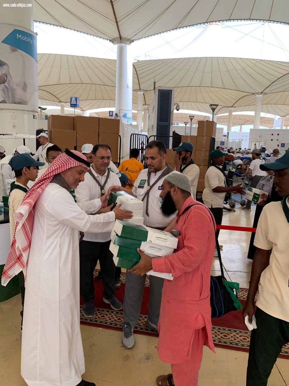 كشافة تعليم جدة تستقبل وتودع المعتمرين في مطار جدة