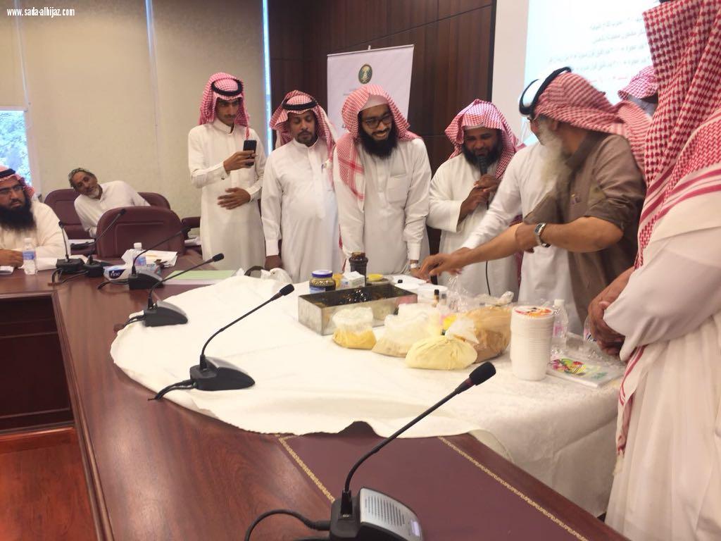 محافظ رجال ألمع يفتتح ورشة عمل الاحترافية في تربية النحل