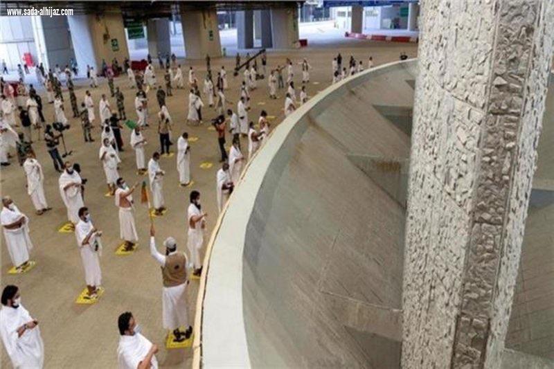 الحجاج يكملون رمي الجمرات الثلاث لليوم الأول من أيام التشريق