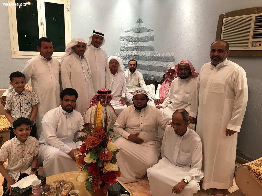 معلموا مدرسة العباس الابتدائية يزورون زميلهم الاستاذ خالد لنجاح  عمليته الجراحية
