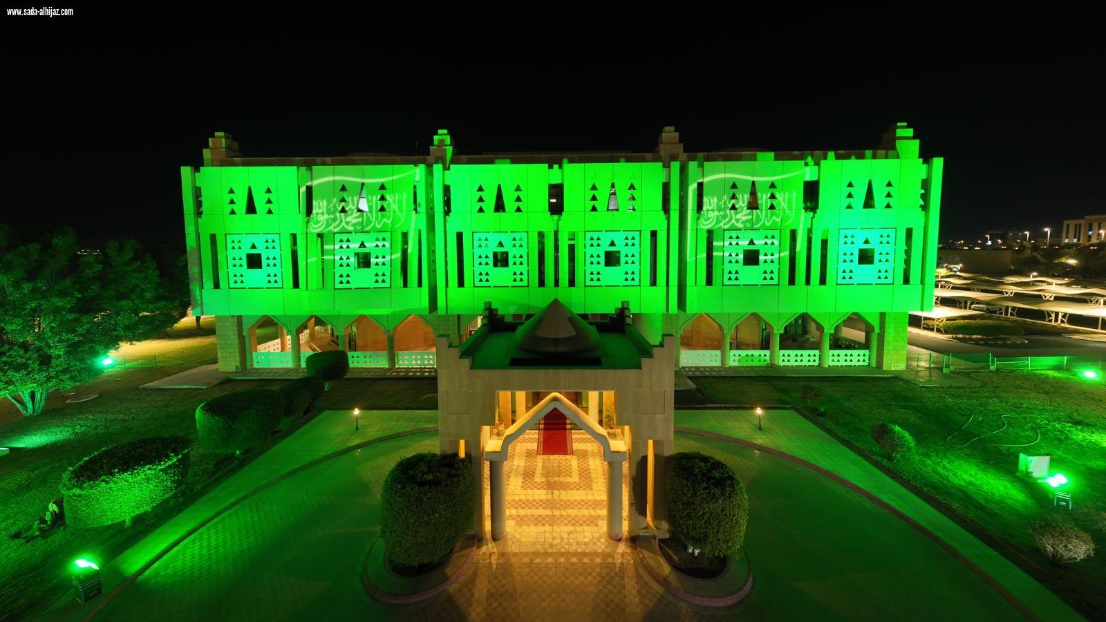 مبنى إمارة منطقة تبوك يتزين باللون الأخضر وراية التوحيد احتفاءً بيوم العلم