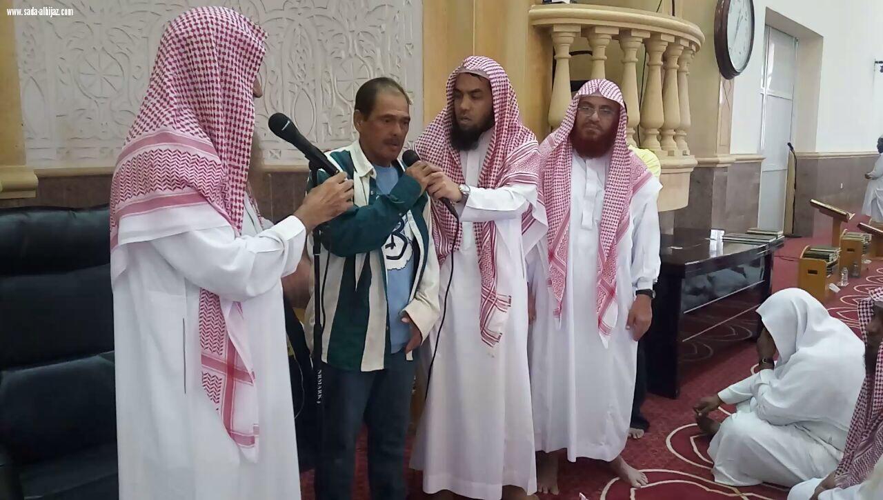 إسلام ثلاثه  من الجاليه  الفلبينيه  ببيش