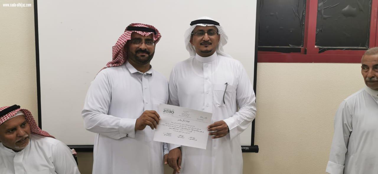 تنمية الطوال تكرم وتشارك الطلاب المستجدين ومنسوبي مدرسة عبدالملك بن مروان بالعام الدراسي الجديد