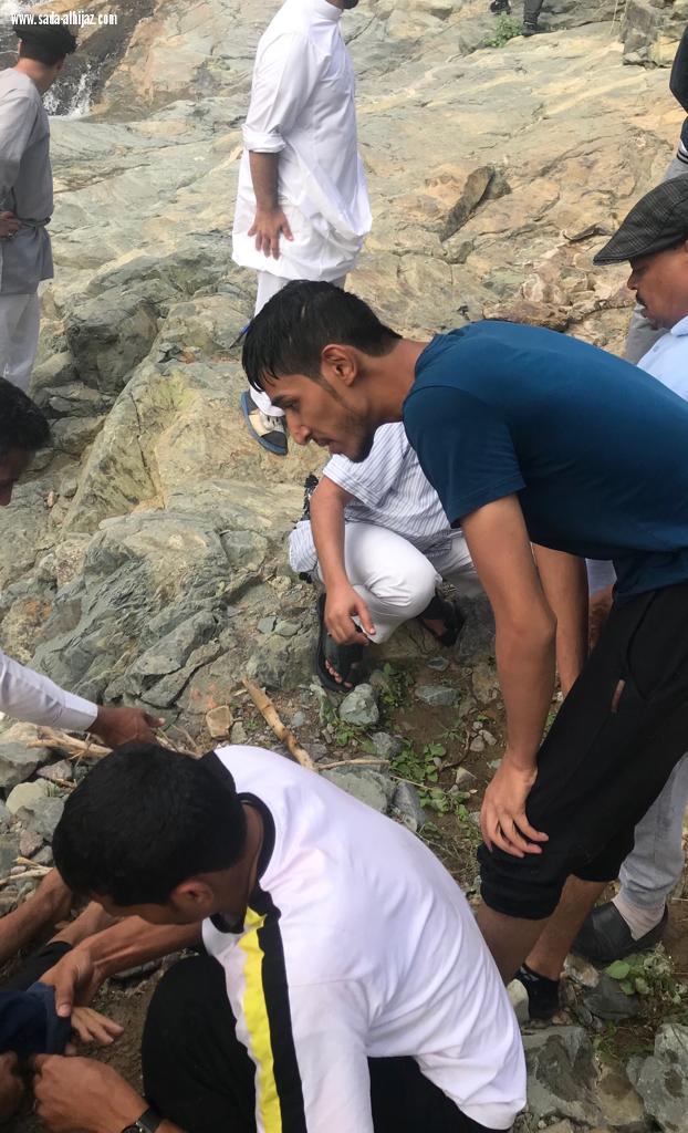 أحد منسوبي مدني المدينة الجندي اول عادل المغامسي يصادف حالتي غرق أثناء تواجده للتنزه .