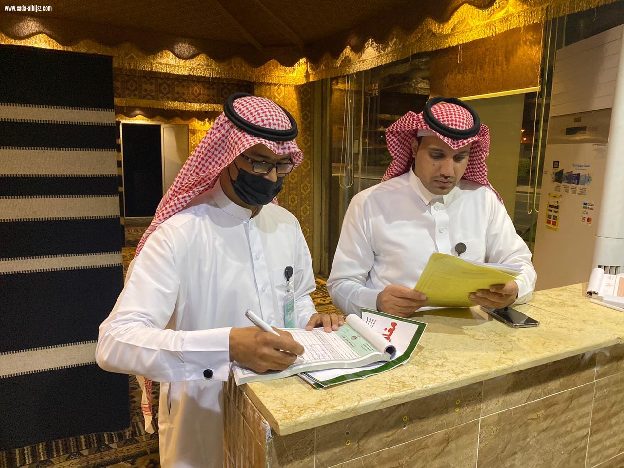 رئيس بلدية بحر أبو سكينة يشارك الفرق الرقابية في الجولات الميدانية 