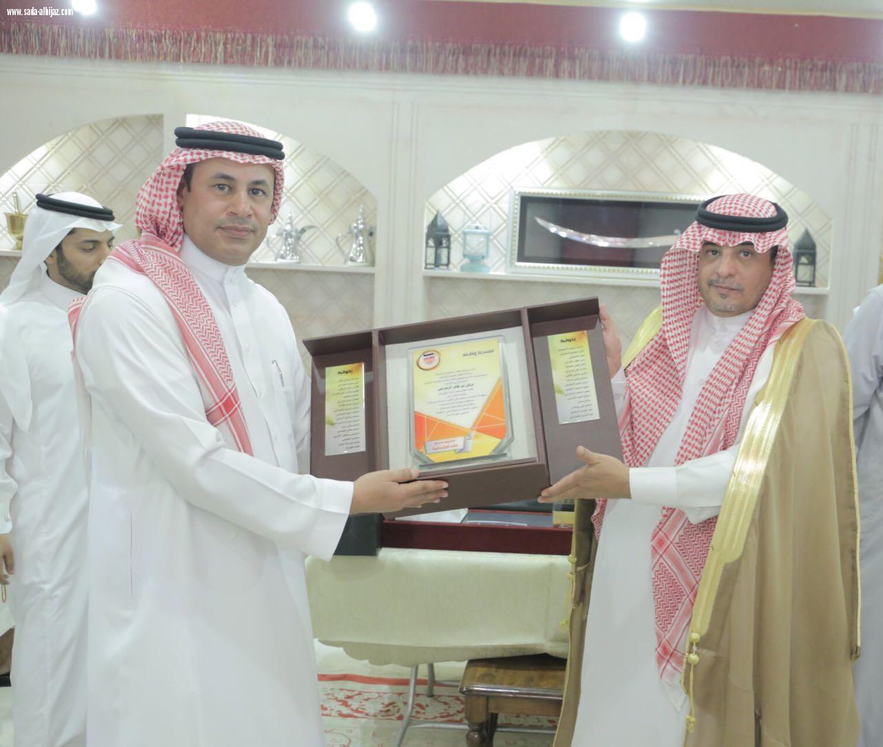 ابتدائية منى بمكة تكرم المعلم الزهراني بمناسبة تقاعده