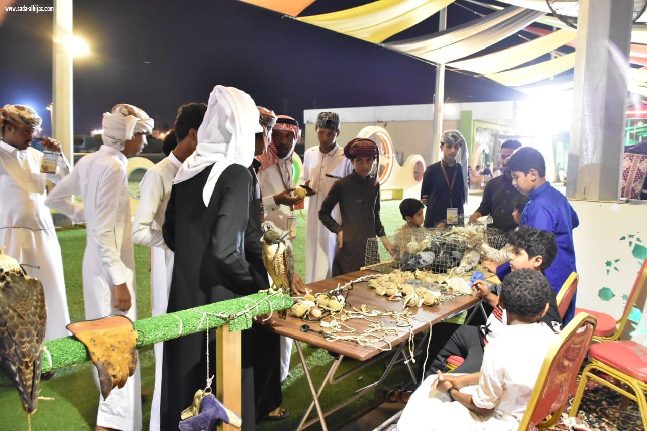 شهد إقبالا كبيرا خلال يومه الثاني الزوار يتعرفون على أنواع الصقور بصامطة ويلتقطون الصور التذكارية