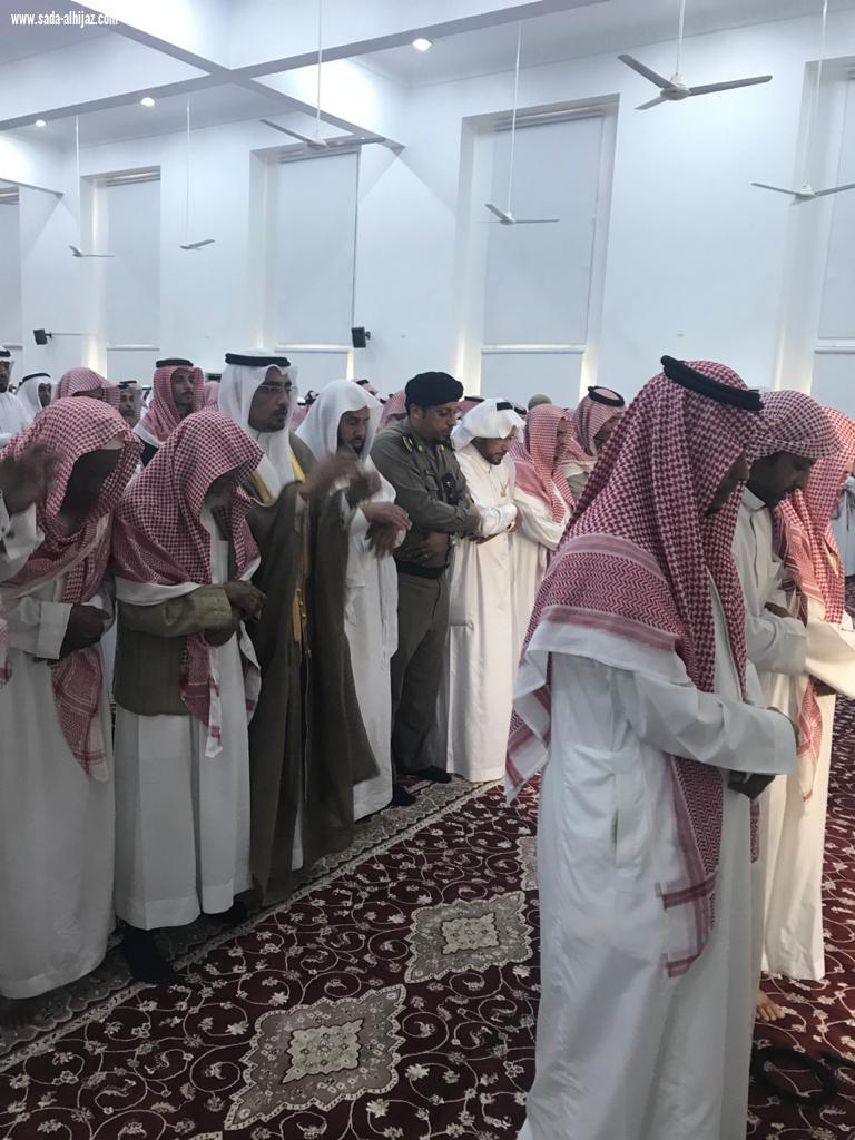 العنودي يؤدي صلاة الميت على شيخ الحوازمة بالظبية
