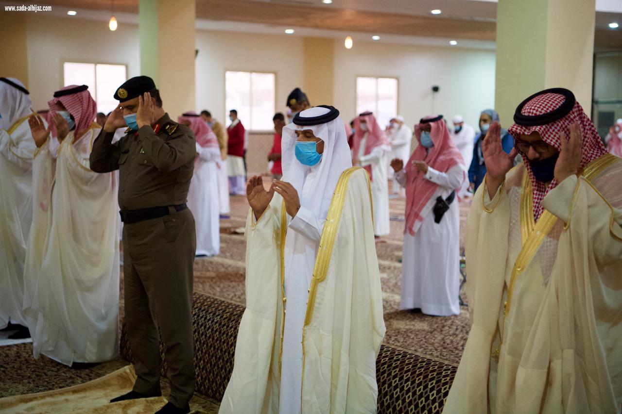 وكيل اماره الباحة يودي صلاه العيد بمسجد الملك فهد  بالباحة 