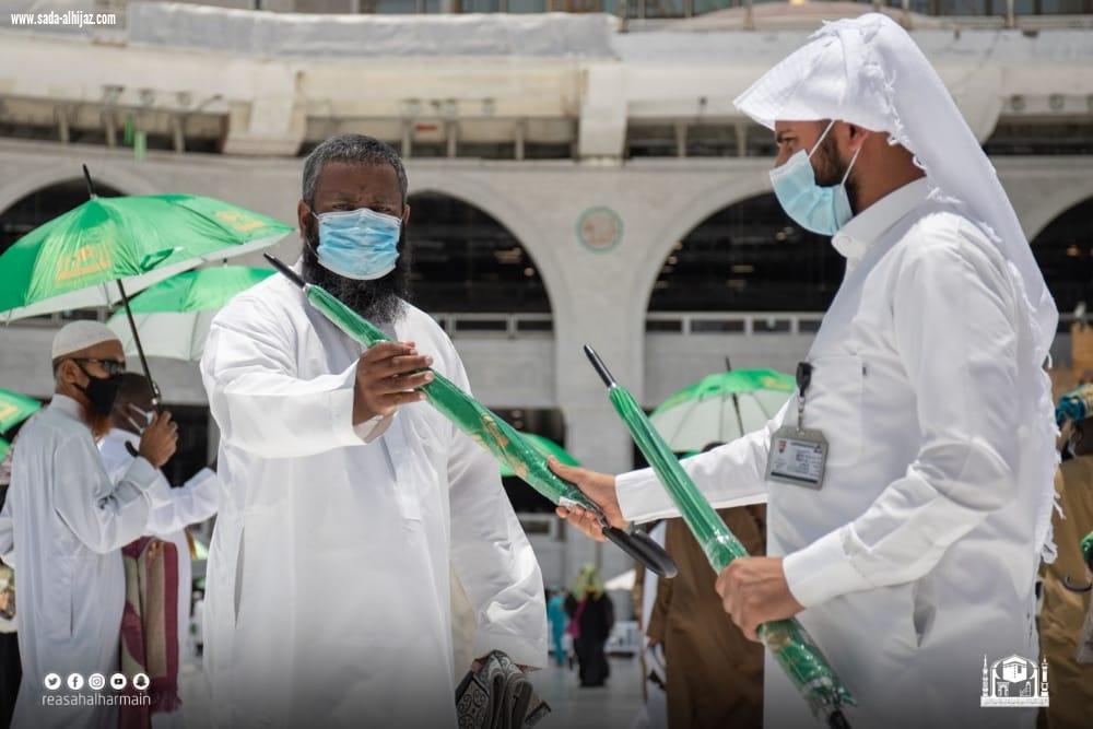 مدخلي: المبادرة تأتي حرصاً من الرئاسة العامة على سلامة زوار وقاصدي المسجد الحرام وسلامة منسوبيها ومنسوباتها ضمن مبادرة مظلتك بين يديك توزيع (12) ألف مظلة على المصلين والعاملين في المسجد الحرام