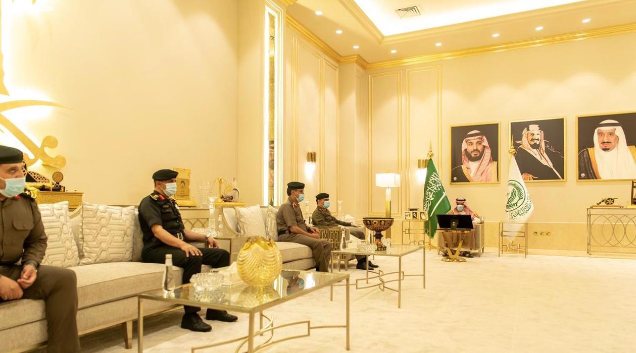 أمير منطقة الباحة يستقبل مدير شرطة وقادة القطاعات الأمنية بالمنطقة