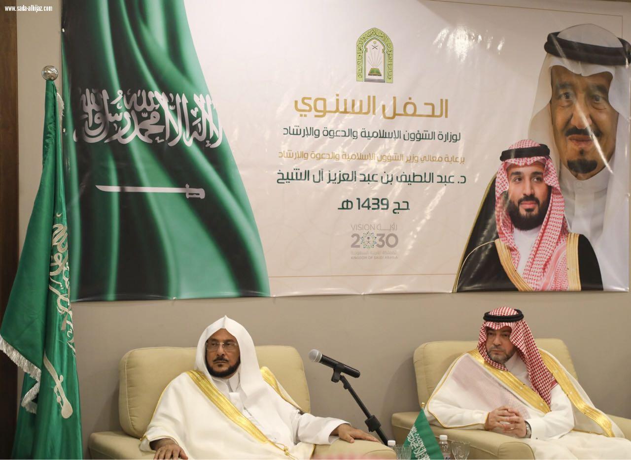د.عبداللطيف آل الشيخ  المملكة قوية بدينها وقيادتها وشعبها وبالمسلمين في العالم لأنها تحكم شرع الله وتنشر كتابه وتبعث الدعاة