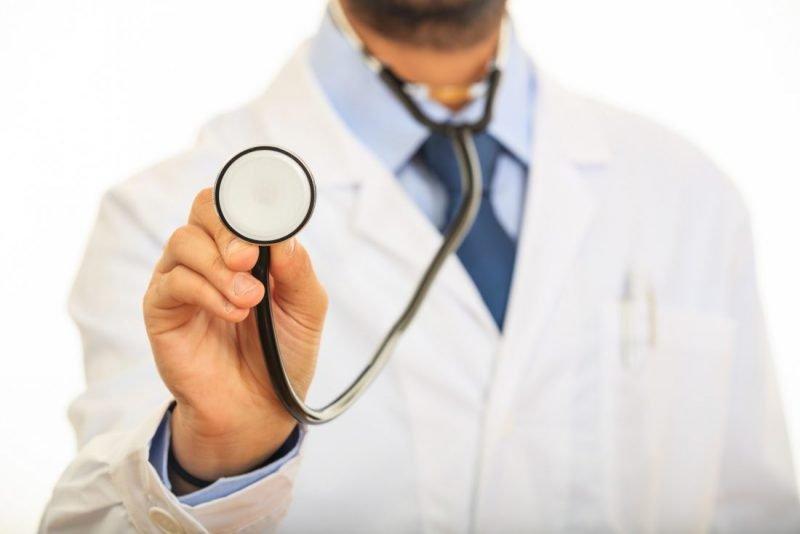طبيب سعودي ينقذ حياة ٣ فتيات دهسا