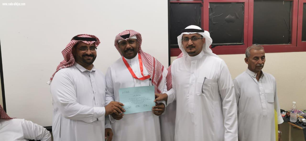 تنمية الطوال تكرم وتشارك الطلاب المستجدين ومنسوبي مدرسة عبدالملك بن مروان بالعام الدراسي الجديد