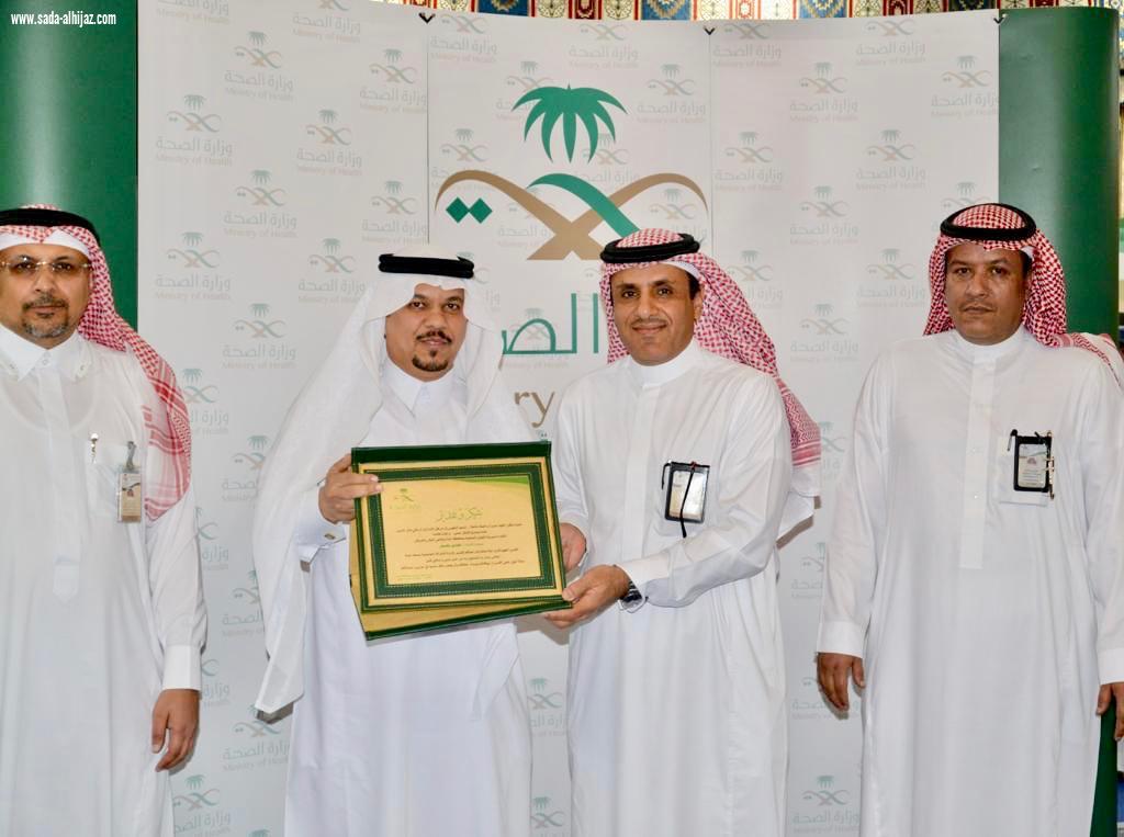 مدير الشوؤن الصحيه‏ بمحافظة جدة الدكتور مشعل السيالي يكرم  الأخصائي أول حسن بن سلطان بصفر