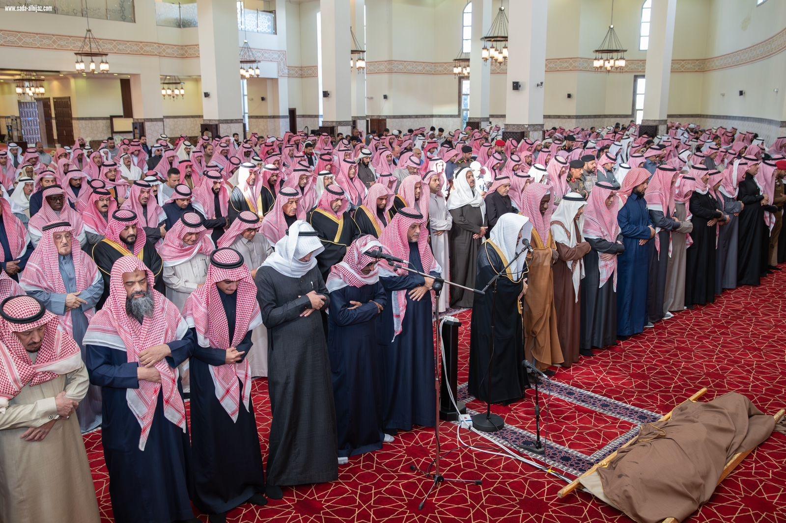 نائب أمير تبوك يؤدي صلاة الميت على الشيخ أحمد الخريصي