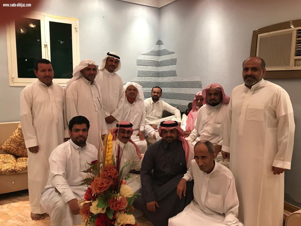 معلموا مدرسة العباس الابتدائية يزورون زميلهم الاستاذ خالد لنجاح  عمليته الجراحية