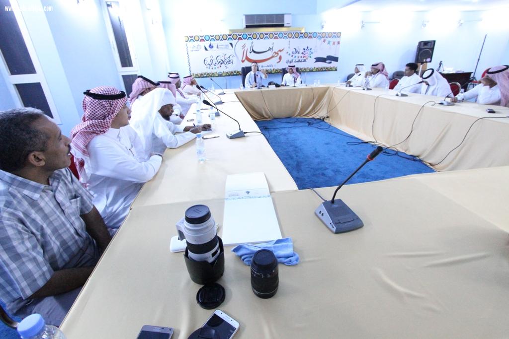حضرها عدد من طلاب الدراسات العليا والنقاد د شكري يتحدث عن الشعرية الموزعة في زمن التكثيف