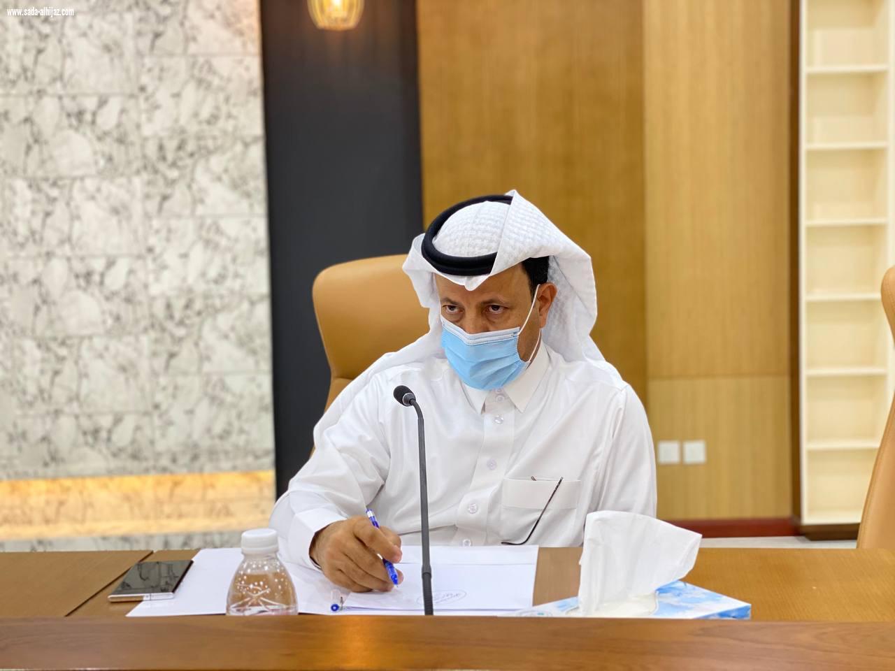 رئيس جامعة الباحة يعقد الاجتماع الثاني للجنة وضع الخطط والتدابير لضمان العودة الحضورية