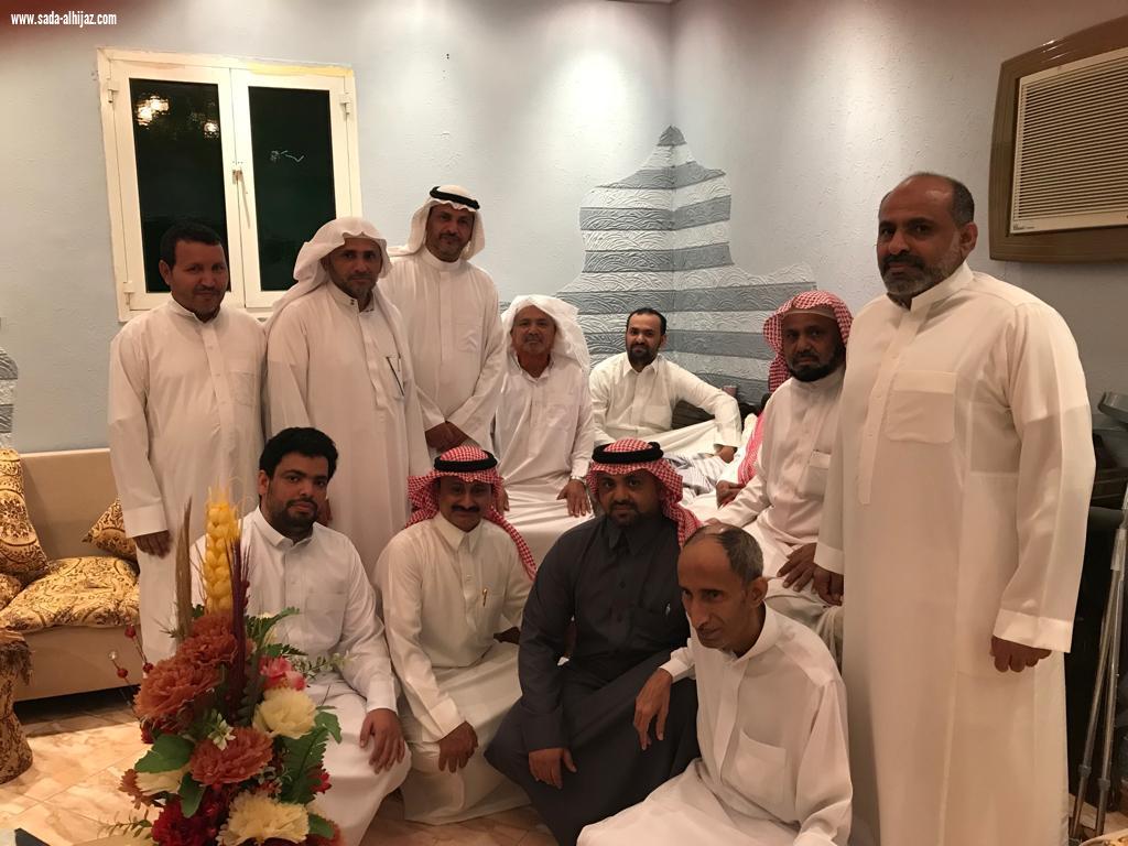 معلموا مدرسة العباس الابتدائية يزورون زميلهم الاستاذ خالد لنجاح  عمليته الجراحية