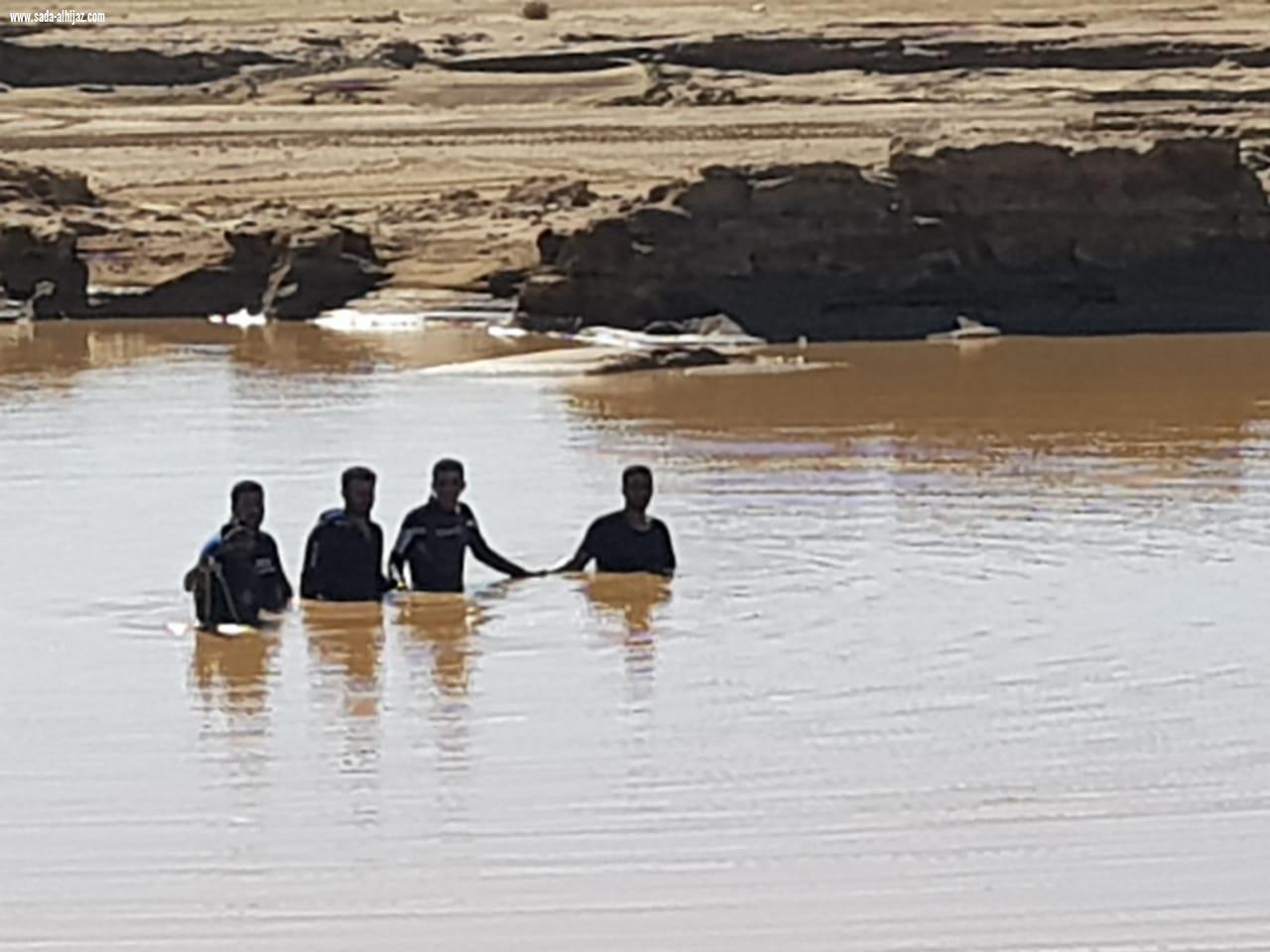 فرق الدفاع المدني تواصل البحث عن مفقودة وادي ثما لليوم التاسع على التوالي