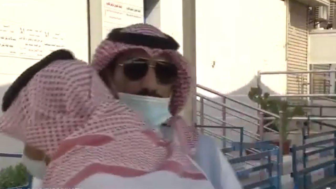 سقوط مذيع الإخبارية على الهواء مباشرة بسبب الإجهاد الحراري