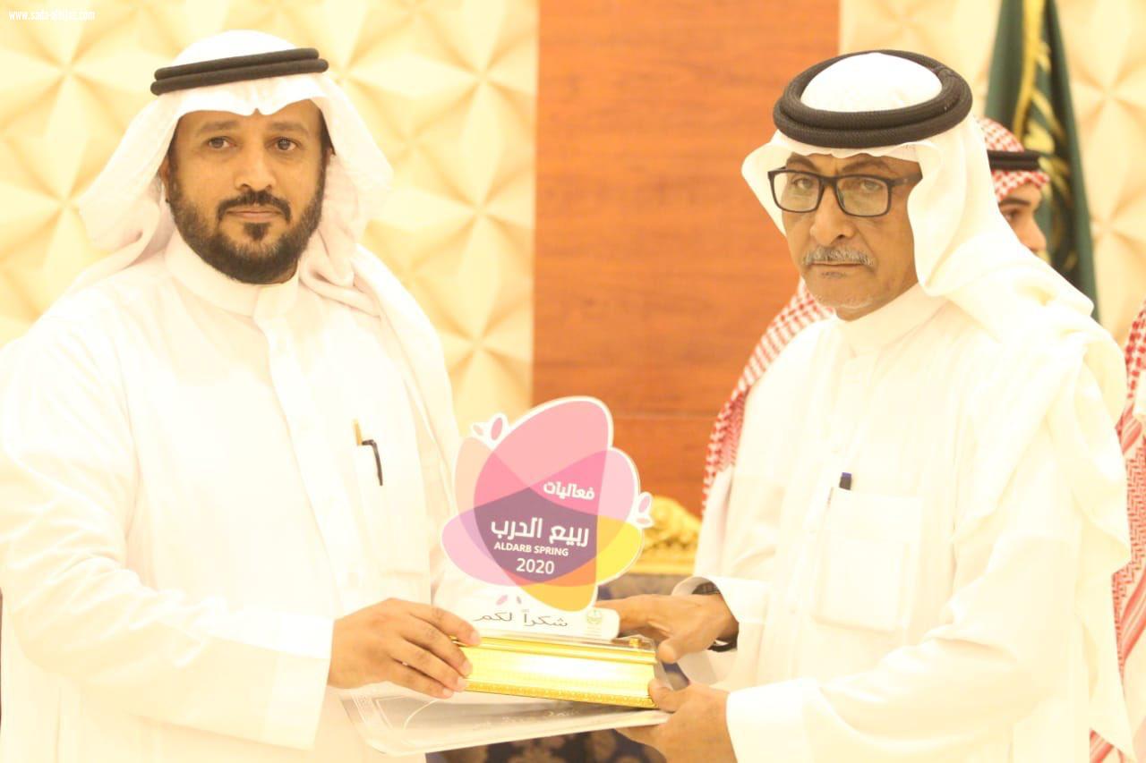 محافظ الدرب يكرم رئيس بلدية الدرب الخرمي