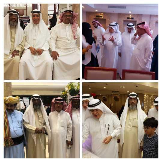 المفكر الاعلامي جمعه الخياط والاعلاميين يتجولون في معرض أنامل مكية