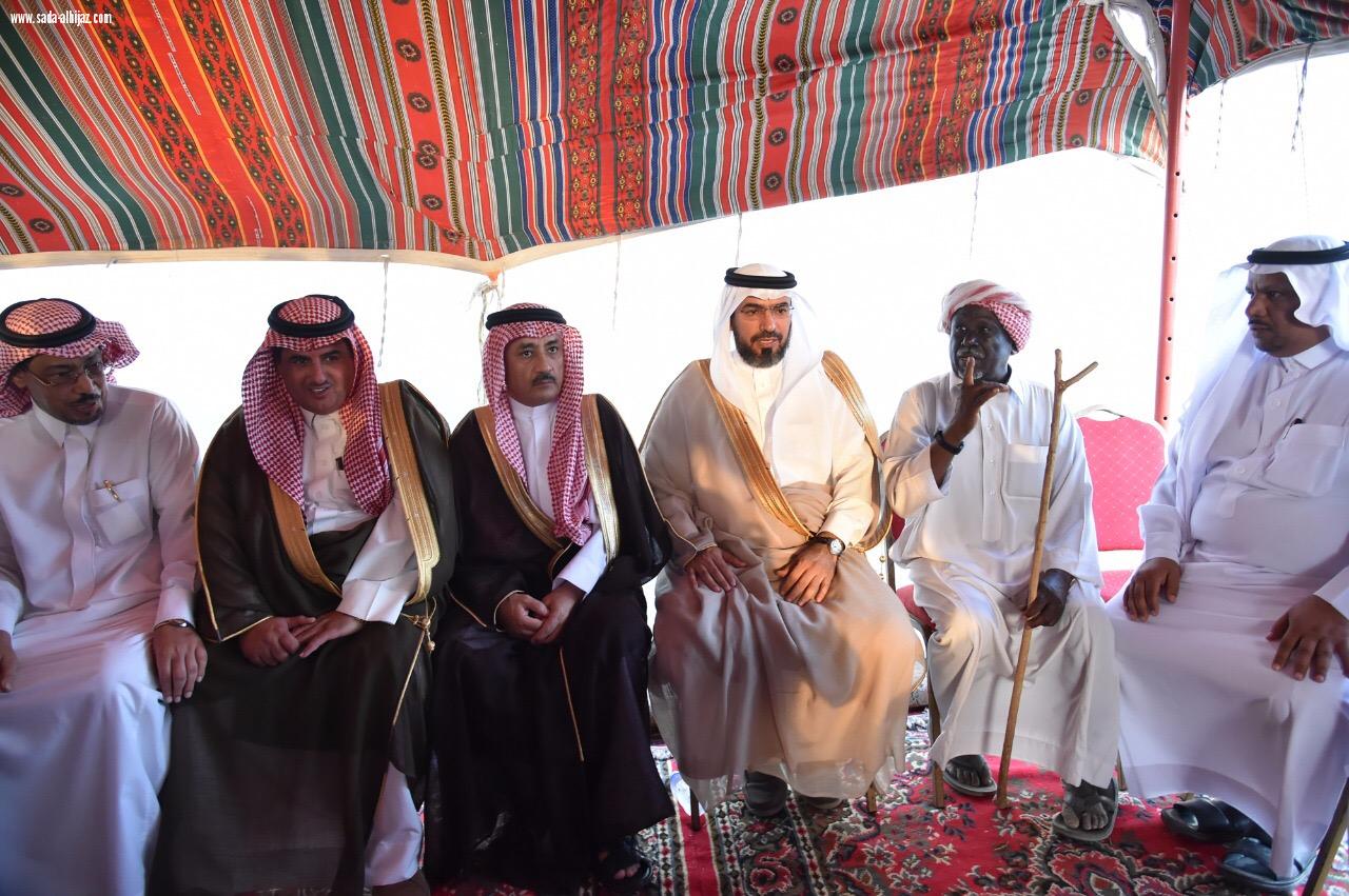 وكيل أمارة جازان المكلف يعزي والد الشهيد وكيل رقيب حسن العبسي بمنزلهم في قرية الحمى