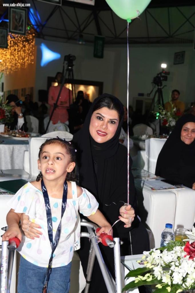 فيما اجتمع المشاركين أمام أكبر عمل فني يحمل سلمان الخير الأميرة دعاء عزت ترعى فعاليات امي سعادتي لصالح الاطفال ذوي القدرات الفائقة
