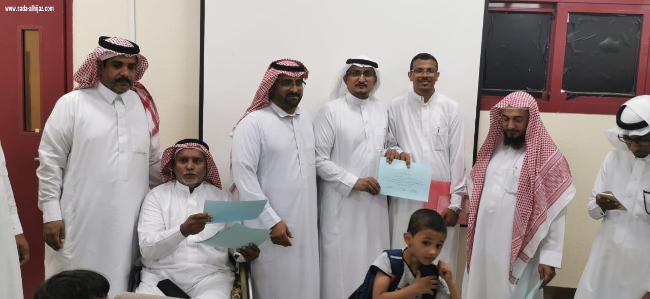 تنمية الطوال تكرم وتشارك الطلاب المستجدين ومنسوبي مدرسة عبدالملك بن مروان بالعام الدراسي الجديد