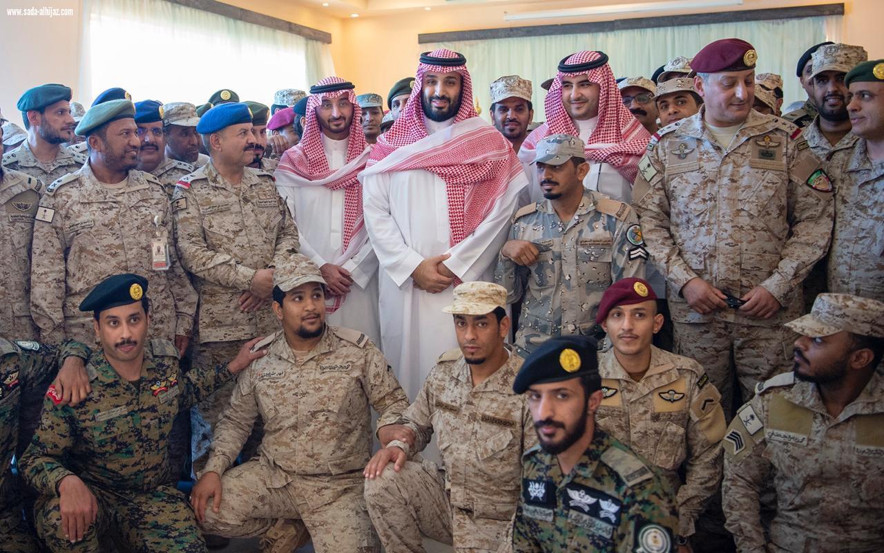 سمو ولي العهد يقوم بزيارة معايدة للمنطقة الجنوبية وينقل لضباط وأفراد المنطقة تحيات وتقدير خادم الحرمين الشريفين وتهانيه لهم بحلول عيد الفطر المبارك