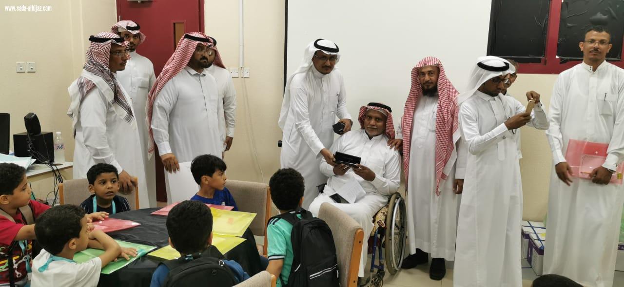 تنمية الطوال تكرم وتشارك الطلاب المستجدين ومنسوبي مدرسة عبدالملك بن مروان بالعام الدراسي الجديد