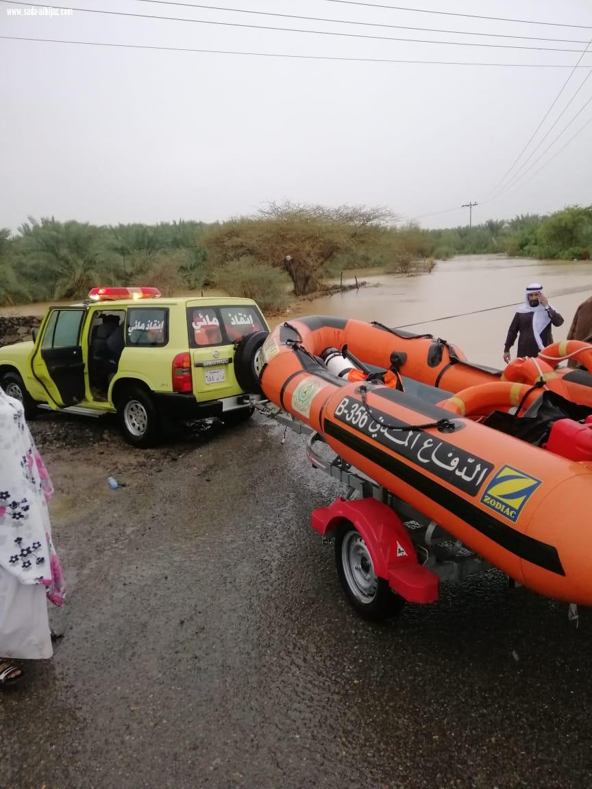 بالصور (مدني وادي الفرع ينقذ ٣ محتجزين بسيل وادي خضرا