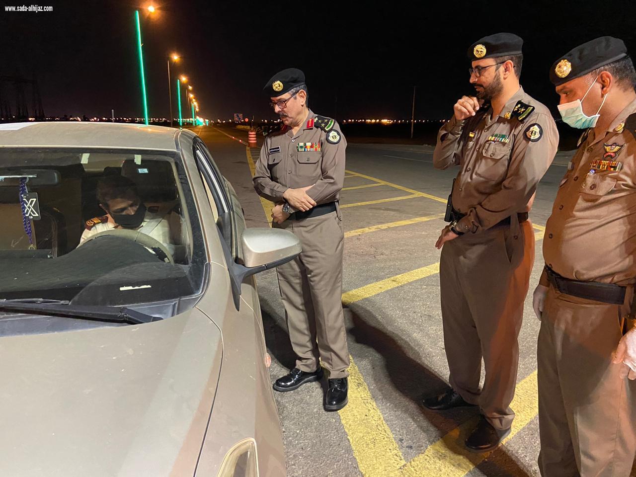 باشراف مساعد مدير شرطة جازان الدوريات الامنية تطبق حضر التجول بمحافظة الطوال وقراها وآل عمر المواطنون والمقيمون يبدون تجاوبا كبير في محافظة الطوال والقرى التابعة لها