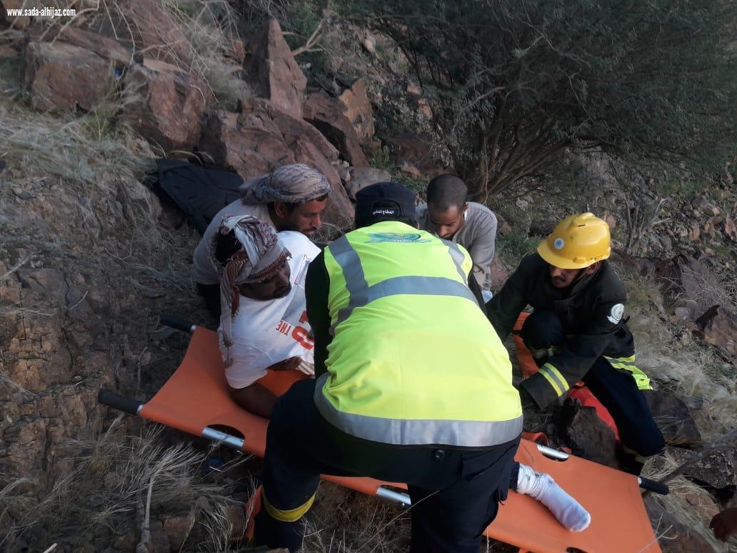 مدني بدر ينقذ مواطن اربعيني علق بجبل رحقان بقرية المسيجيد