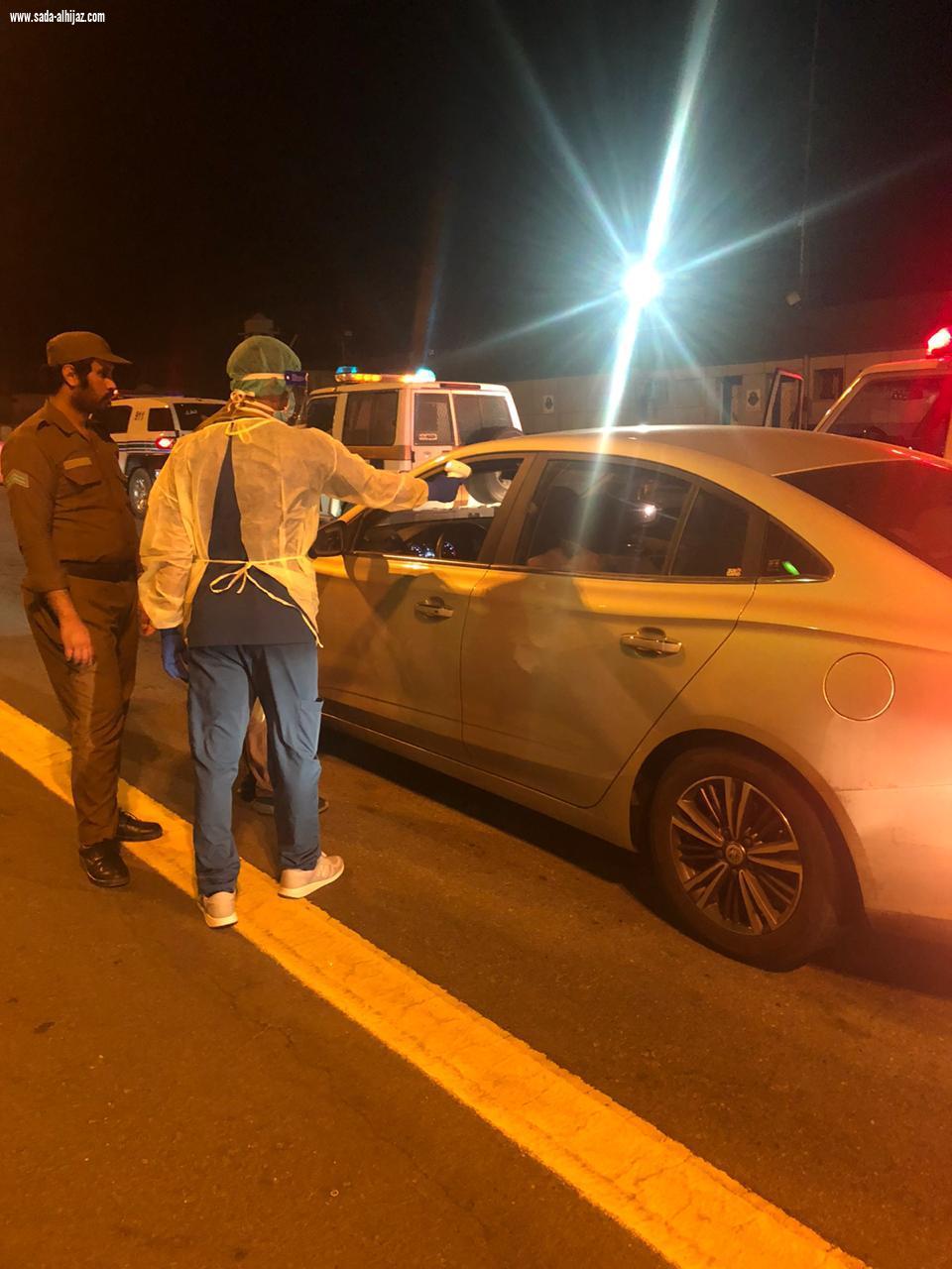 فريق التطوع الصحي بمركز صحي السيل الكبير يجري الفحص البصري للمئات من ذوي المركبات العابرة لنقطة البهيتة