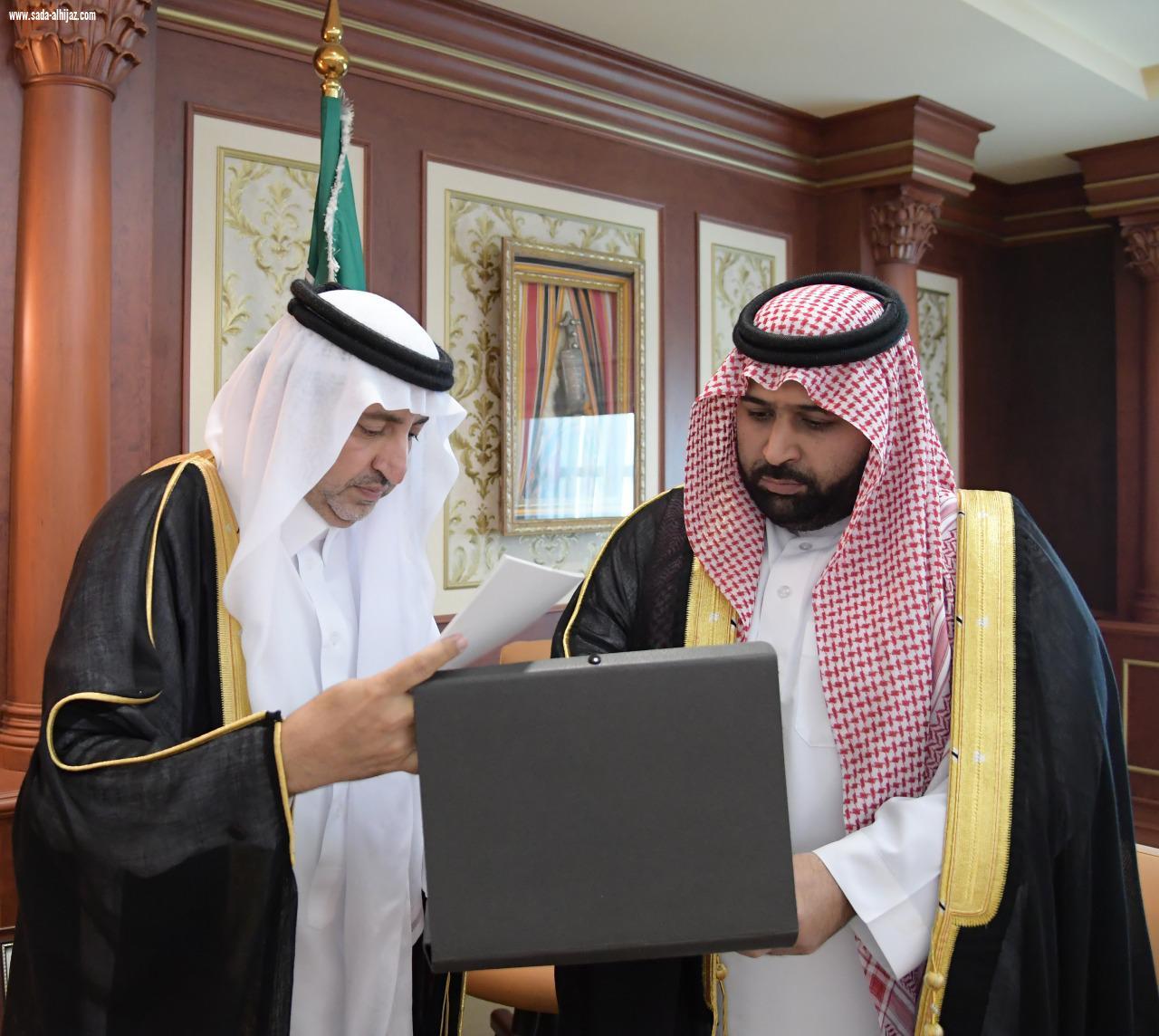 نائب أمير جازان يتسلم التقرير السنوي لابرز منجزات شركة الكهرباء بالمنطقة 