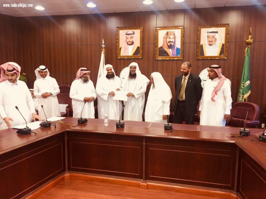 محافظ رجال ألمع يفتتح ورشة عمل الاحترافية في تربية النحل